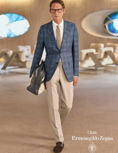 Relaxte Sommerkombination von Zegna: Blaues Jacket mit Karo und heller, leichter Hose